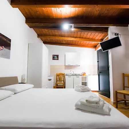 Macchia Mediterranea Bed & Breakfast *